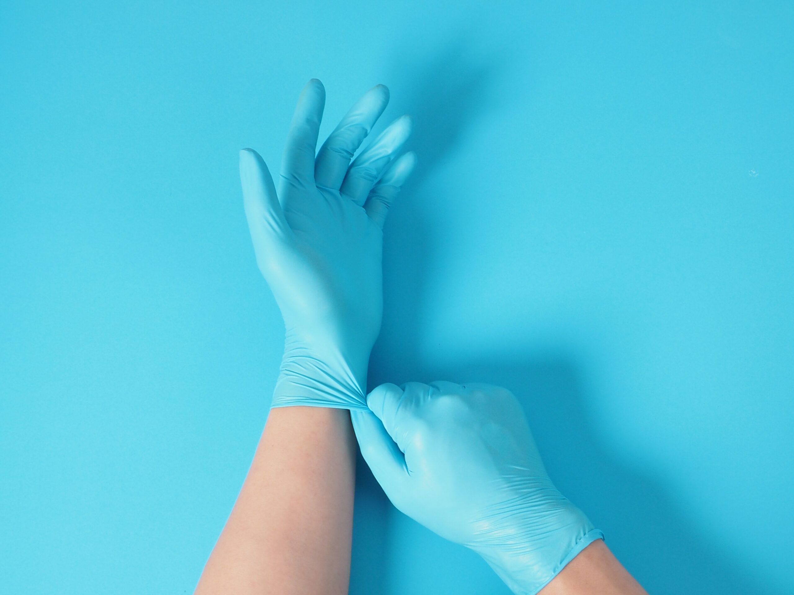 Rękawiczki winylowe, nitrylowe i lateksowe – które wybrać? Porównanie typów rękawic ochronnych
