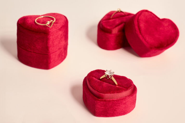 Jaki pierścionek zaręczynowy wybrać, aby był oryginalny?